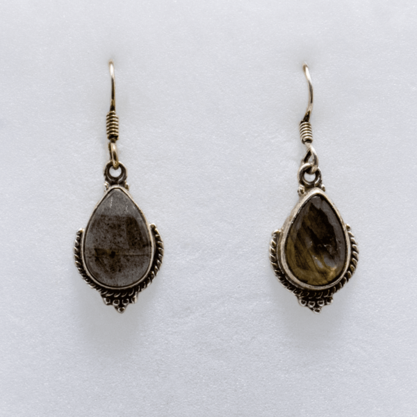 Les boucles d'oreilles en labratorite