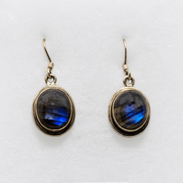 Les boucles d'oreilles en labratorite