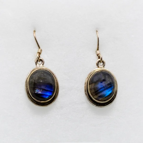 Les boucles d'oreilles en labratorite
