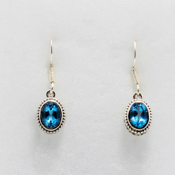 Boucles d'oreilles en topaze bleue